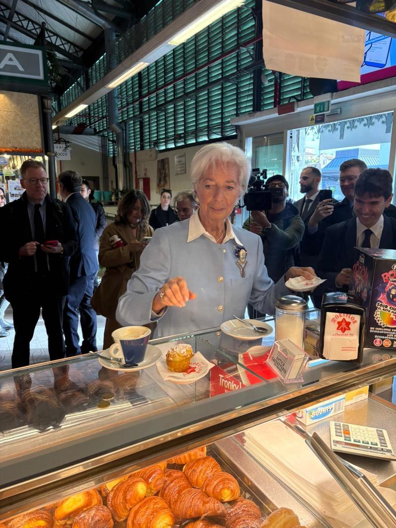 La colazione di Christine Lagarde al mercato di Sant’Ambrogio: “Vorrei comprare tutto qui”