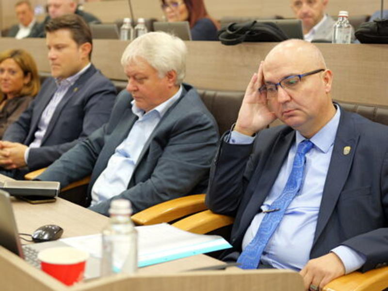 Общински съветник от Бургас: Студентите от театралния колеж са като лица със специални потребности. Вижте как му...