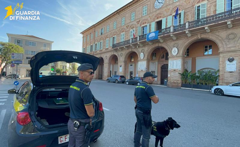 Civitanova, sequestrati oltre 40 chili di marijuana, nascosti nel magazzino di un corriere