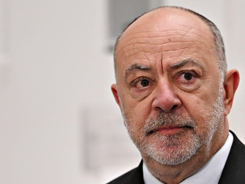 Loi 2: la matraque de Dubé