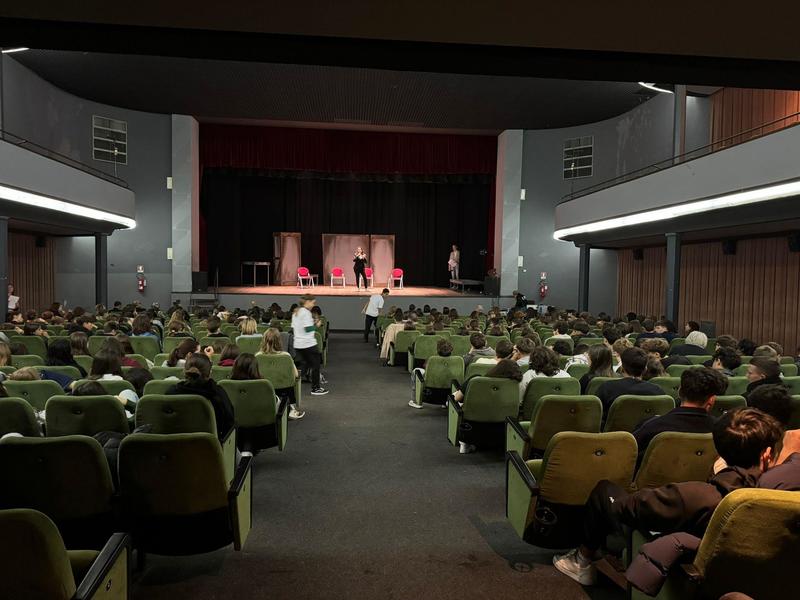 “Ero un bullo”: al Politeama di Fano la lezione di vita che commuove gli studenti