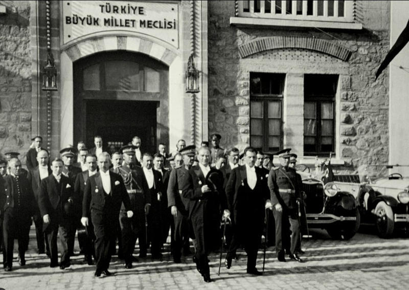 Cumhuriyetin Işığında Yenilenmek Cumhuriyetin Işığında Yenilenmek