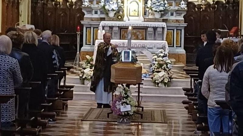 Tre comunità unite nel dolore per Floria, folla ai funerali