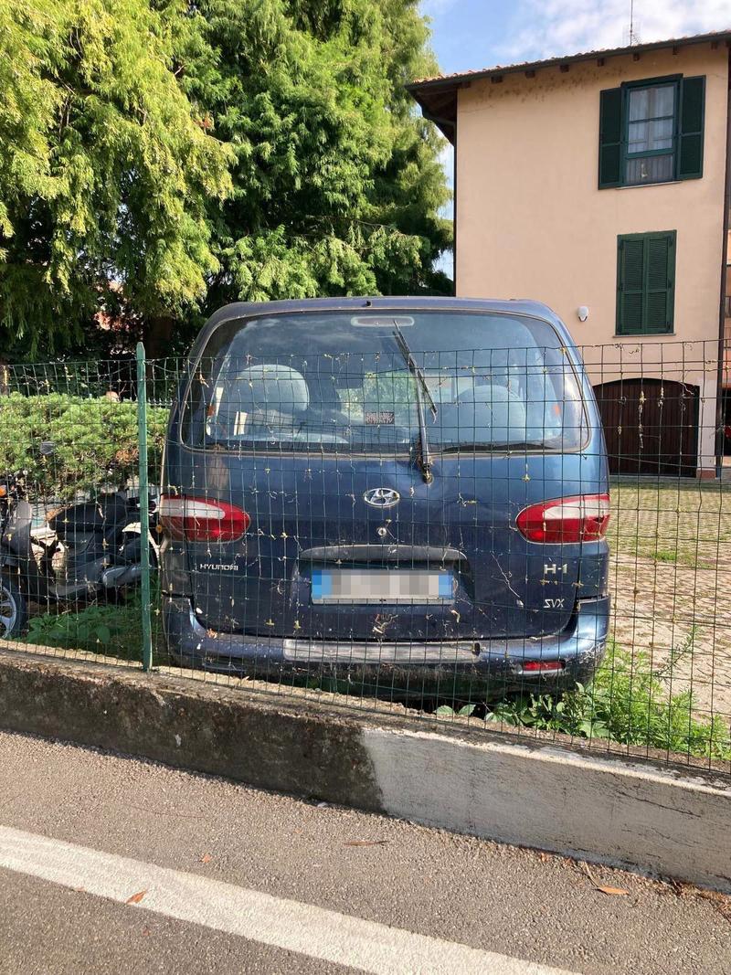 “Io, nel labirinto della burocrazia”: inquilino moroso irreperibile, auto e scooter lasciati nel posteggio da mesi