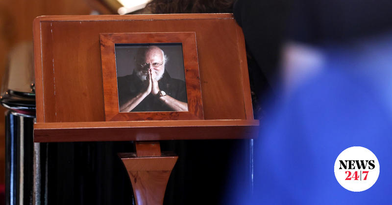 Πώς τολμήσατε, ρε “ανθέλληνες”, να μην πάτε στην κηδεία;