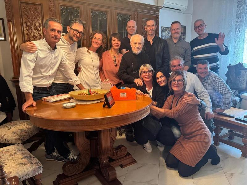 Copparo, gli alunni del 1981 si ritrovano a casa del maestro