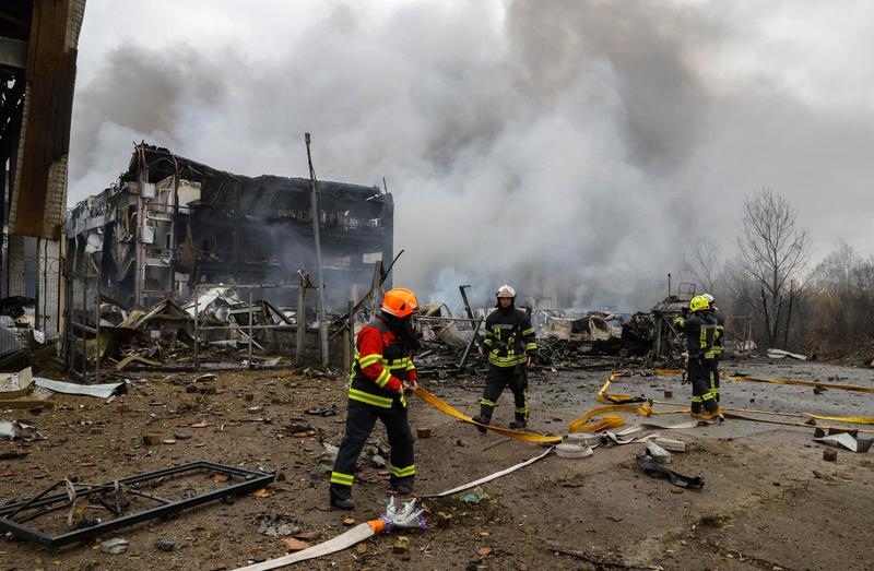 “Altri due anni di guerra”, Zelensky chiede aiuto all’Europa. Sanzioni, Lukoil cede asset esteri