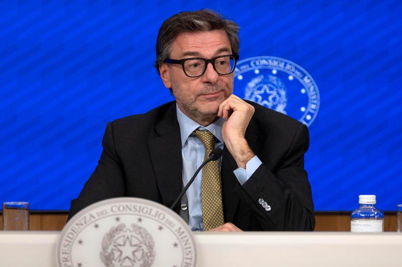 Manovra, primo passaggio al Senato. Giorgetti: le banche sostengano l’economia Manovra, primo passaggio al Senato. Giorgetti: le banche sostengano l’economia
