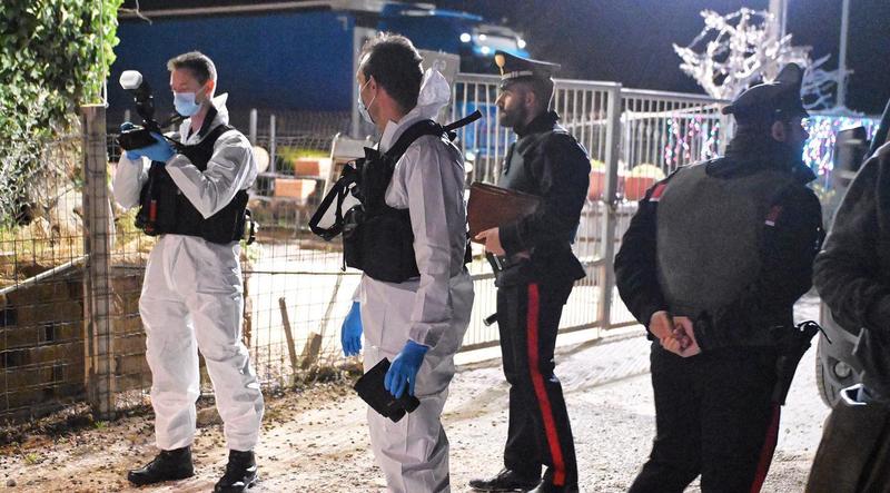 Pronti a fuggire in moto: così un passante ha mandato all’aria il piano dei banditi col kalashnikov