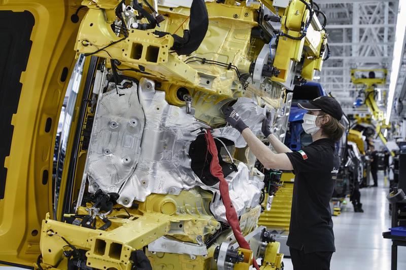 Allarme in Europa, mancano i chip per costruire le auto. “Blocco della produzione imminente”