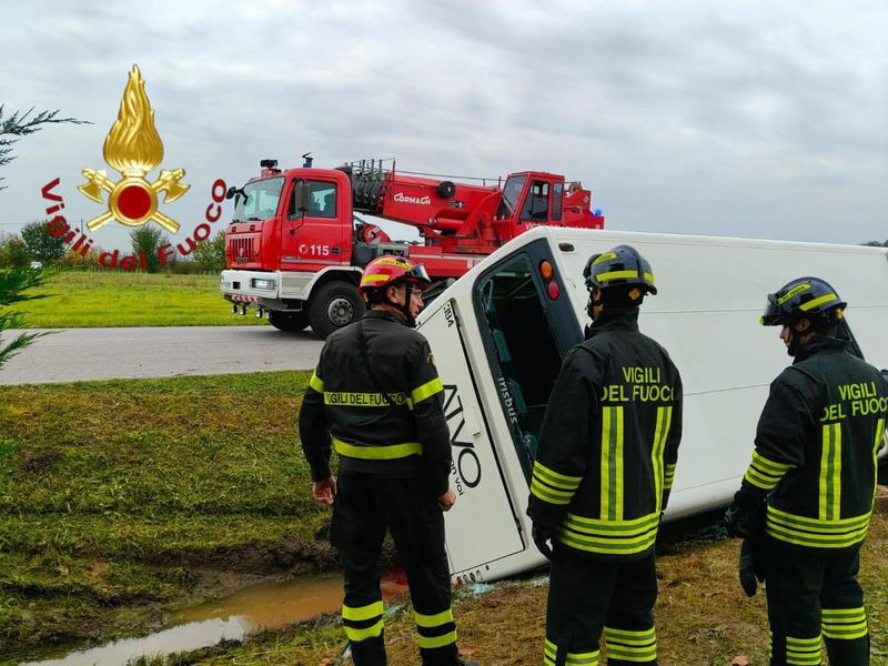 Scontro tra un Suv e un bus con 50 studenti: un morto e 15 ragazzi feriti. L'automobilista aveva la patente scaduta