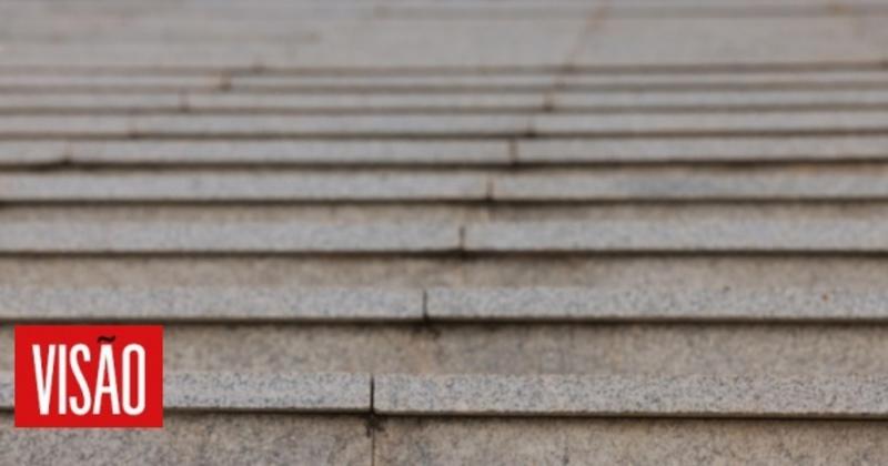 Uma escada com sentido errado