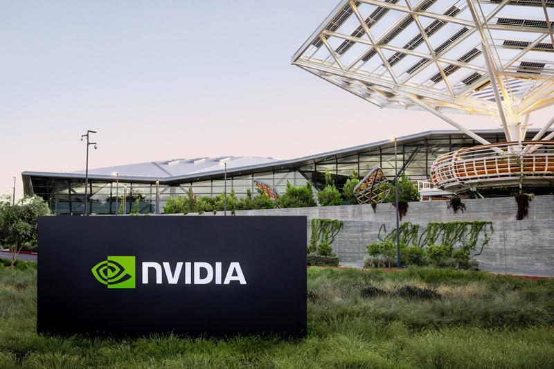 Nvidia, prima azienda al mondo a superare i 5.000 miliardi di capitalizzazione. Volano anche Microsoft e Apple