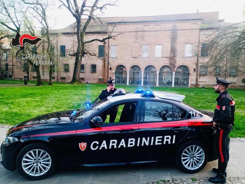 Colpisce i carabinieri, 17enne arrestato a Ferrara