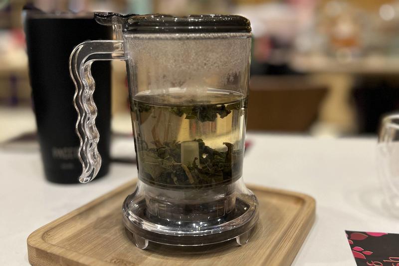 Chás ganham espaço em cafeterias como alternativa ao excesso de cafeína