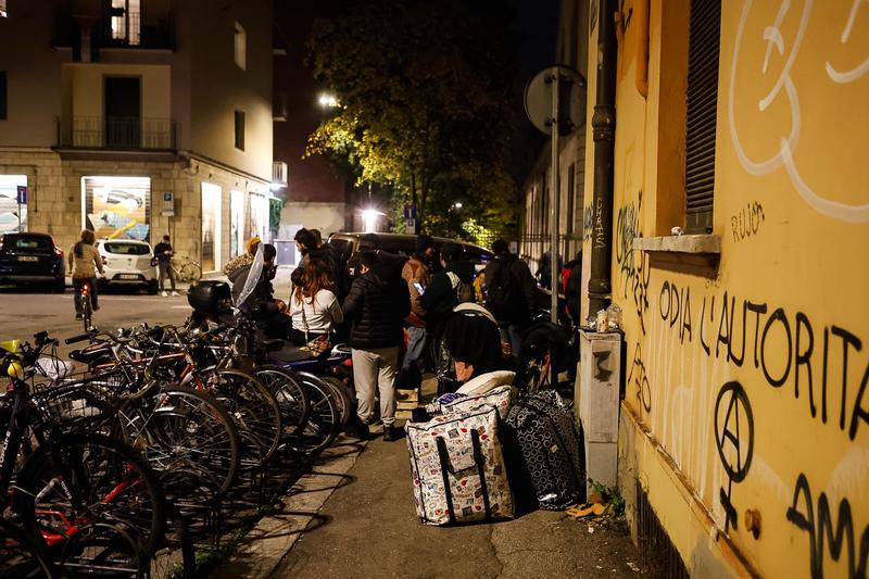 Via Don Minzoni, gli occupanti lasciano il palazzo: “Una soluzione per ogni famiglia”