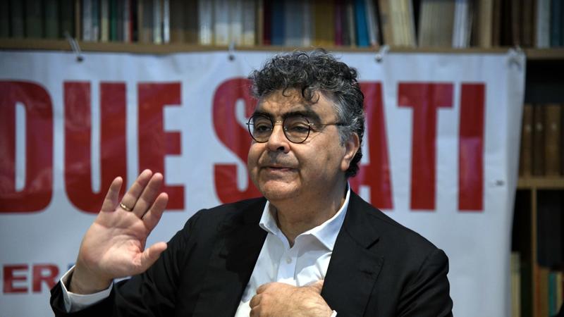 Fiano: «Le urla, lo choc, poi ho visto il gesto della P38. Ma non potevo farmi mandare via, lo dovevo a mio padre»