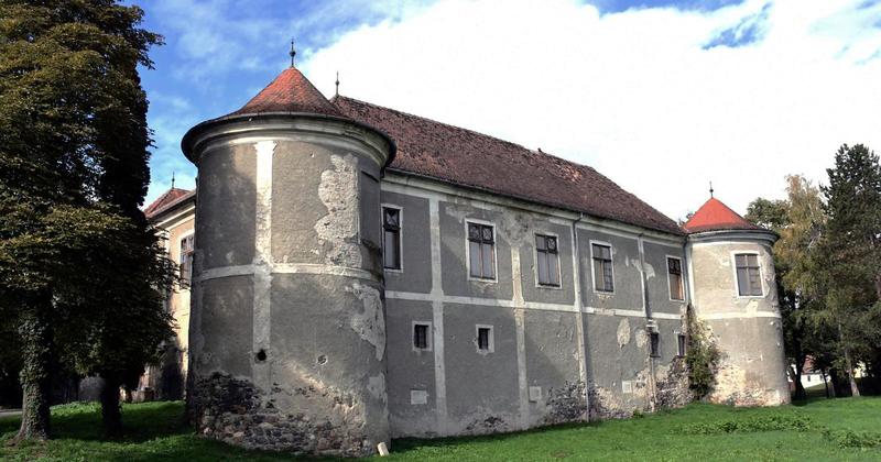 Mali grof bio je omiljen među svojim vršnjacima. U školu je dolazio kočijom. A uz ovaj dvorac veže se i jedna legenda