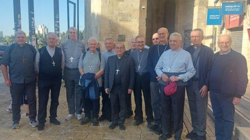 Il Vescovo in Terra Santa, l’incontro con le donne beduine. «Ricuciono il futuro» - Foto Il Vescovo in Terra Santa, l’incontro con le donne beduine. «Ricuciono il futuro» - Foto