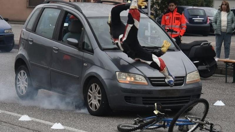 La strada non perdona: giovani alla prova con crash test simulati -Foto
