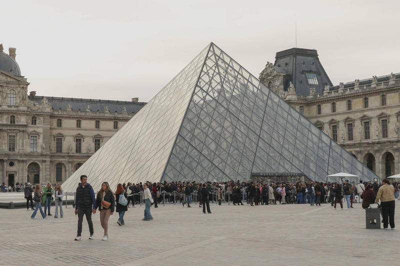 Uno de los detenidos por el Louvre no fue consciente de la gravedad del caso, dice su abogada Uno de los detenidos por el Louvre no fue consciente de la gravedad del caso, dice su abogada