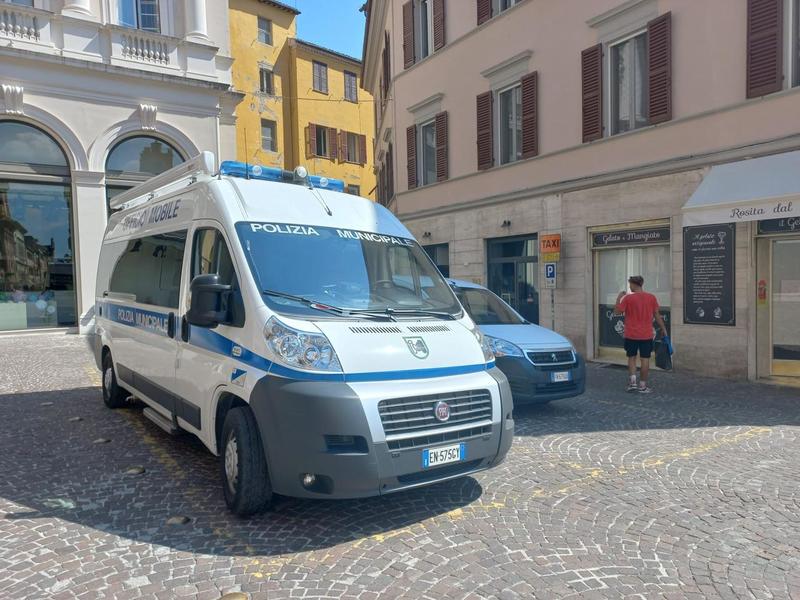 A 12 anni in strada su moto da cross. Una dozzina di multe ai genitori