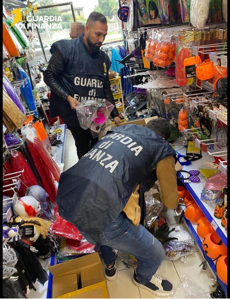 Alla festa di Halloween c'è anche la Guardia di Finanza: zucche e maschere fuorilegge sequestrate a Seregno