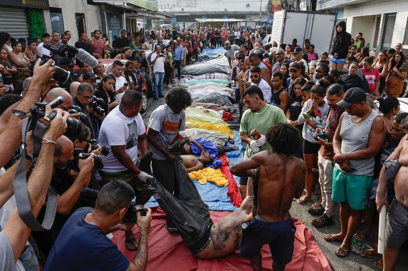 Guerriglia nelle favelas di Rio, blitz contro i narcos e risposta con i droni-bomba: centinaia di morti. Lula: “Esterrefatto”