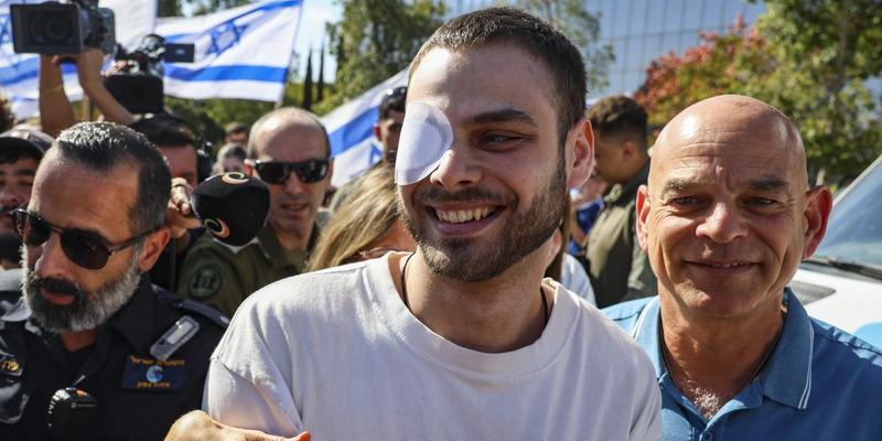 Alon Ohel spielt in Comedy-Show Klavier