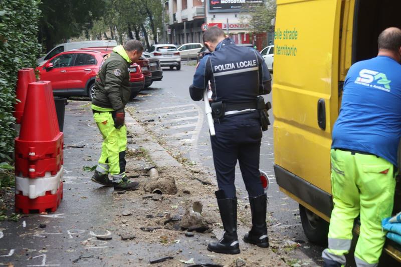 Perde il controllo dell’auto e travolge un passante sul marciapiedi: automobilista in fuga a Milano