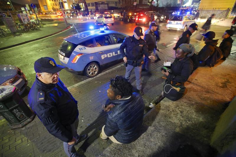 Monza, piove e non c’è spazio per tutti sotto la tettoia: scoppia la rissa alla stazione