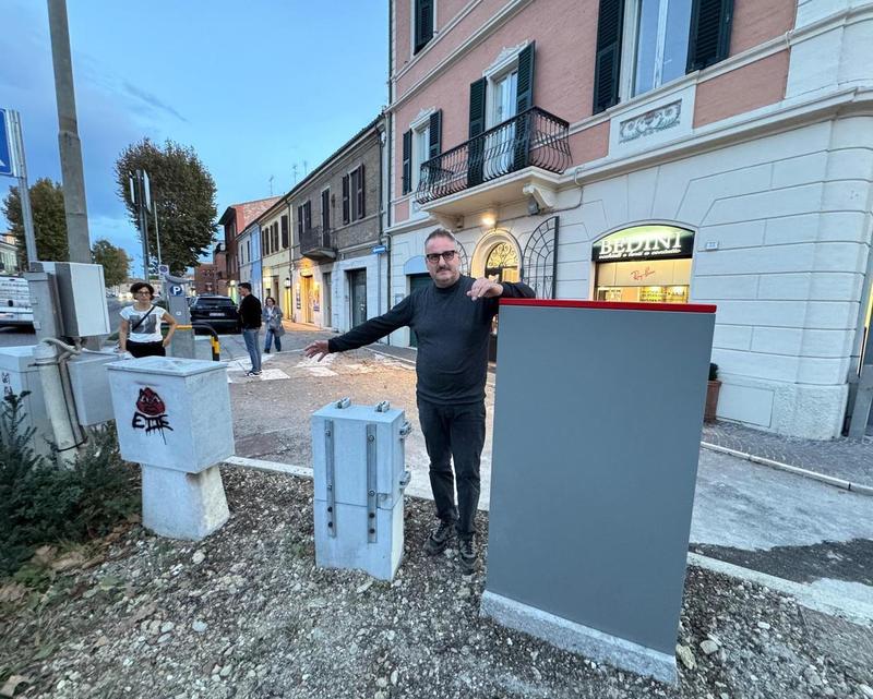 Negozio accerchiato dagli ‘armadi’: 