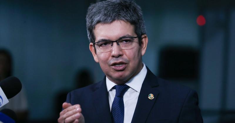 Líder do governo, Randolfe prevê mais ações policiais violentas até a eleição Líder do governo, Randolfe prevê mais ações policiais violentas até a eleição