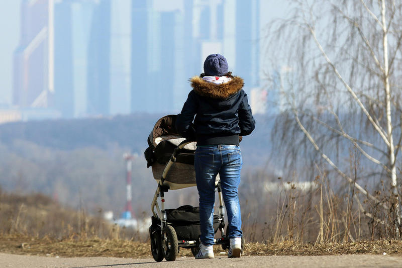 На заседании Президиума РАН поспорили о том, стоит ли женщине торопиться рожать