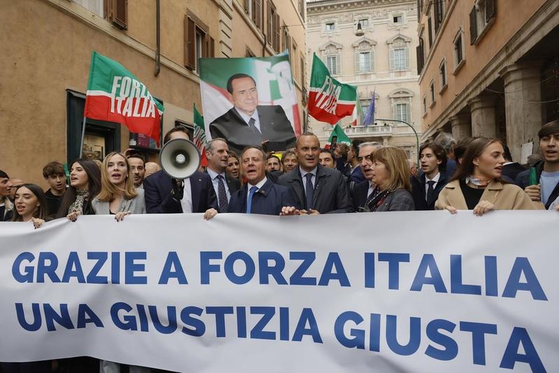 Carriere separate, il Senato dice sì. E il centrodestra festeggia in piazza Carriere separate, il Senato dice sì. E il centrodestra festeggia in piazza