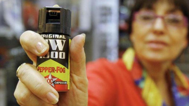 Mamma spruzza spray urticante contro un uomo che molesta la figlia