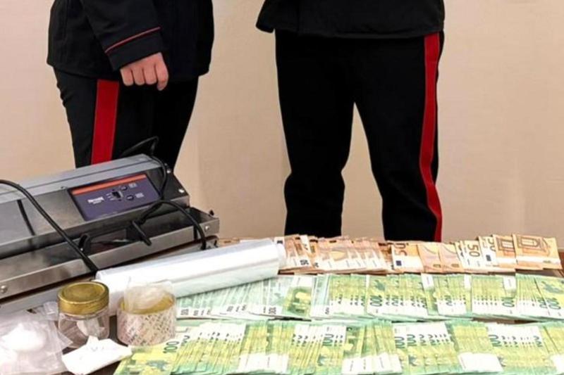 Nasconde cocaina e marijuana in casa, pusher arrestato dai carabinieri
