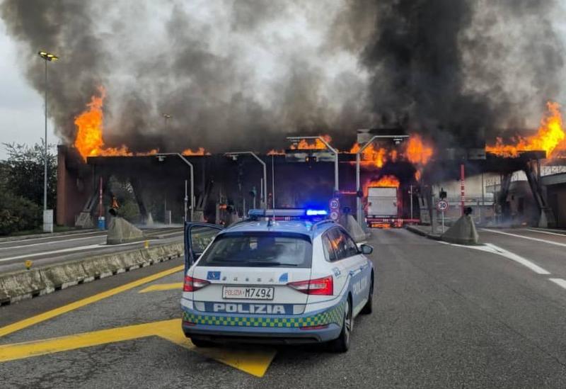 Incendio al casello di Brescia Sud, fumo e fiamme sulla A21: chiusa l’autostrada / Incendio al casello di Brescia Sud, fumo e fiamme sulla A21: chiusa l’autostrada /
