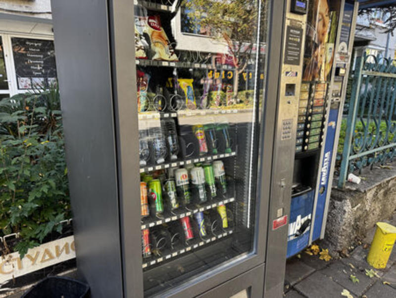 Вендинг машина в Бургас предлага бира, законно ли е?