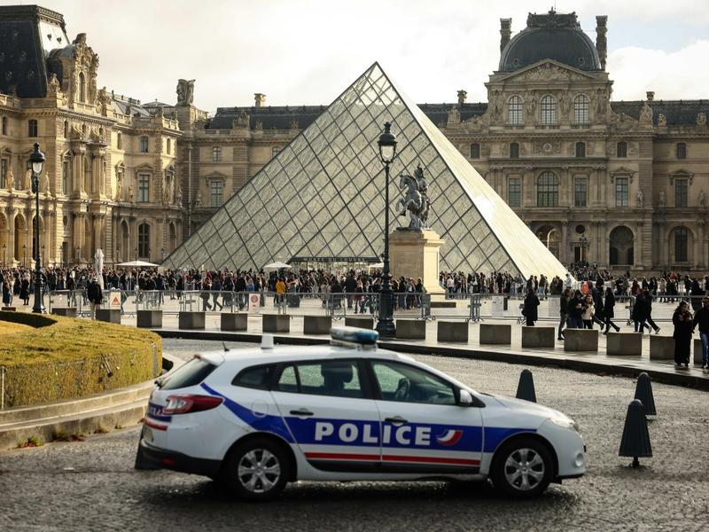 Furto al Louvre, cinque nuovi arresti: «I gioielli non sono ancora stati ritrovati»
