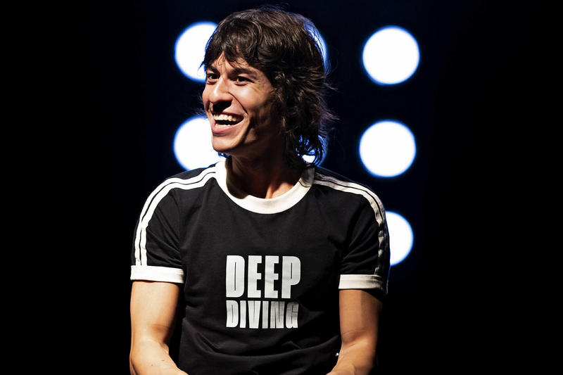 Thalles Cabral navega pelas águas do luto em peça dirigida por Nicolas Ahnert