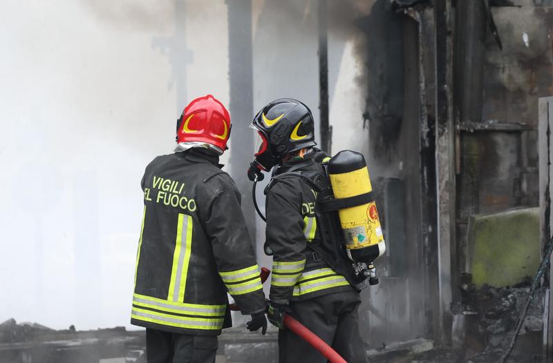 Grosso incendio alla Sinextra di via Archimede a Corsico: fiamme visibili a chilometri di distanza
