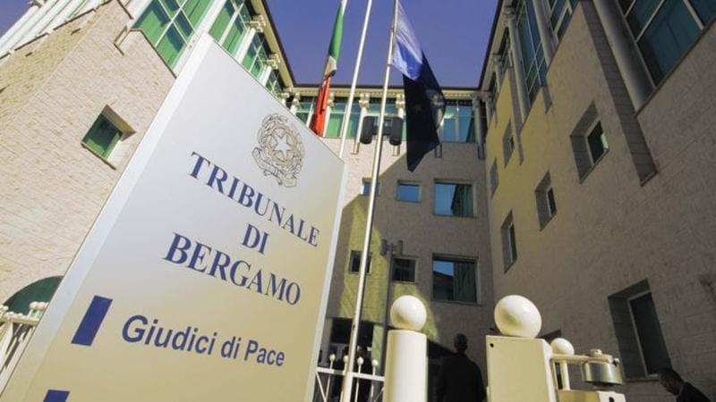 Condannato il finto perito e in aula, tra il pubblico, spunta un caso «gemello»