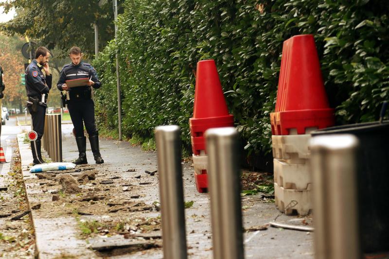 Pensionato travolto da un’auto pirata, l’avvocato intestatario dell’Audi: “Non c’ero io”. Ma picchia i ghisa e viene arrestato