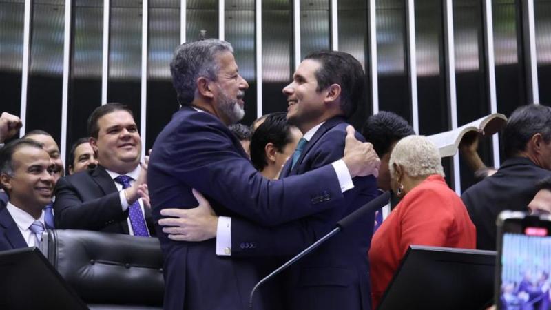 Viagens de deputados explodem e somam R$ 7,8 milhões