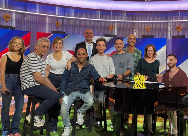 Freed hostage Alon Ohel plays piano on ‘Eretz Nehederet’ Freed hostage Alon Ohel plays piano on ‘Eretz Nehederet’