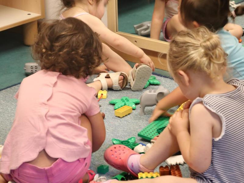 Bambina legata alla sedia con una sciarpaa mensa all'asilo: Â«Non voleva stare fermaÂ»