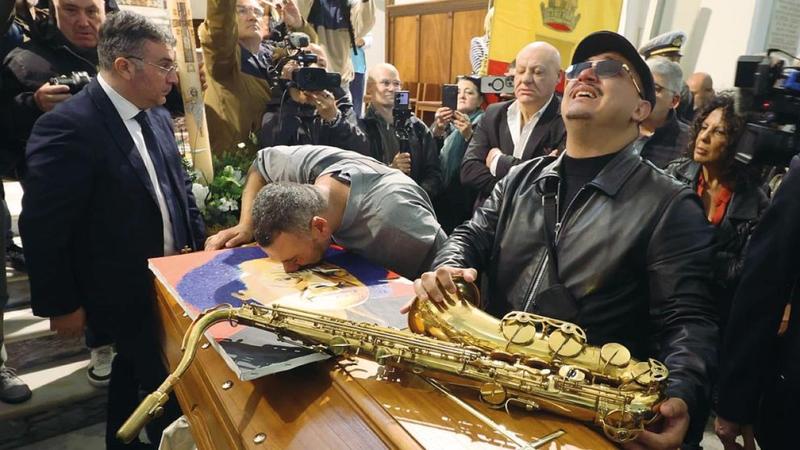 James Senese, il sax al nipote CostantinoL'ultimo abbraccio sulle note di Pino Daniele