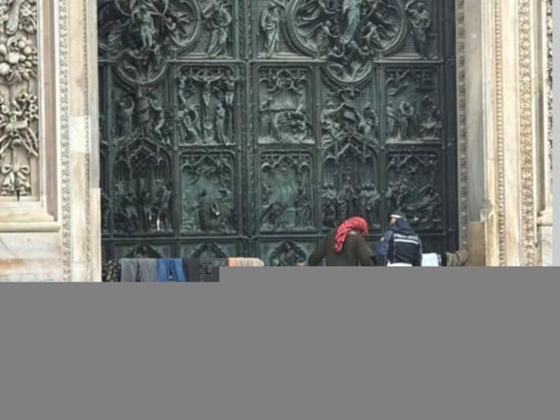 Clochard stende i panni sul Duomo, il centrodestra: basta con il degrado. La Giunta: una polemica fuori luogo