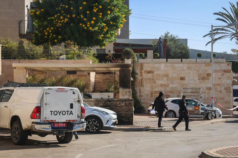 Ex-cop with PTSD seriously hurt after self-immolating outside top defense official’s home Ex-cop with PTSD seriously hurt after self-immolating outside top defense official’s home